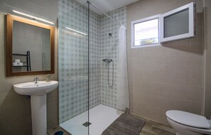 Combined shower/tub