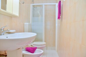 Apartment, 2 Bedrooms, Balcony, Ocean View | Bathroom
