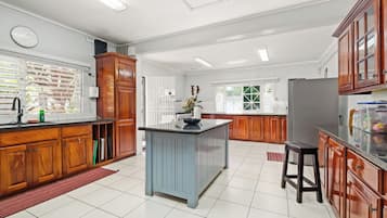 Villa de lujo | Cocina privada | Refrigerador con congelador, microondas, horno y lavavajillas