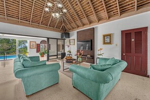 Interior - Forever Summer Gorgeous 4BDR Villa (Runaway Bay)