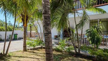 Apartment, 2 Bedrooms, Accessible, Patio | Property grounds