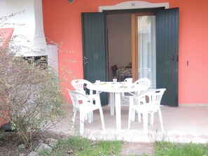 Departamento, 1 habitación, patio, vista al jardín | Comedor