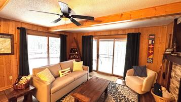 Una Smart TV, una chimenea