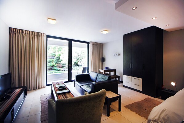 Living area - Cosy Studio in Camps Bay (Cape Town)