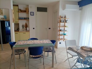 Apartment, 3 Bedrooms, Balcony, Ocean View | Dining room