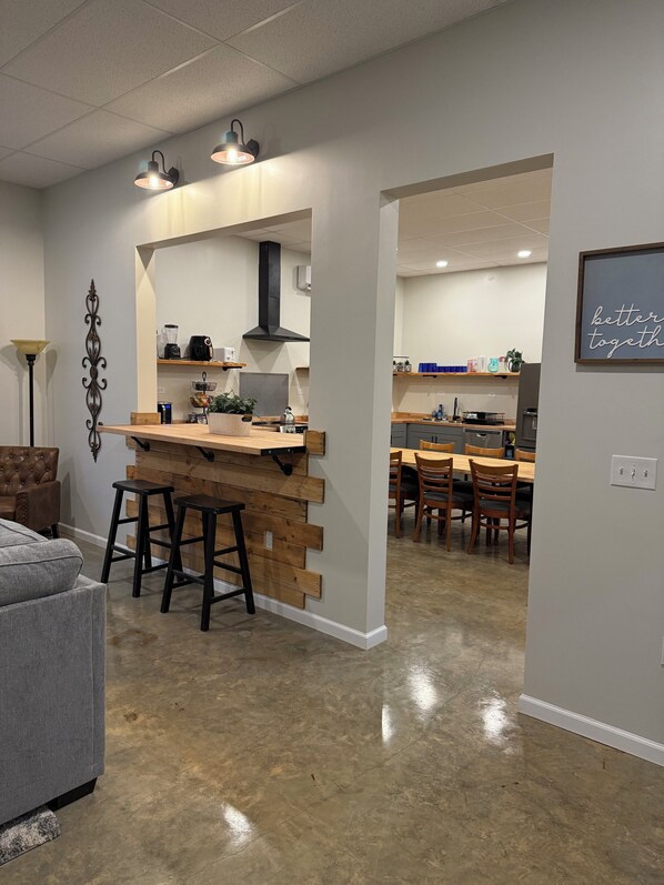 Dining - The Gig - Amazingly Unique Space Comfortably Sleep 12+ only 10 min from Oxford (Oxford)