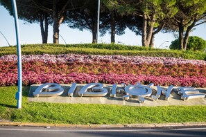 Apartamento, vários quartos, sacada, vista para o oceano | Jardim