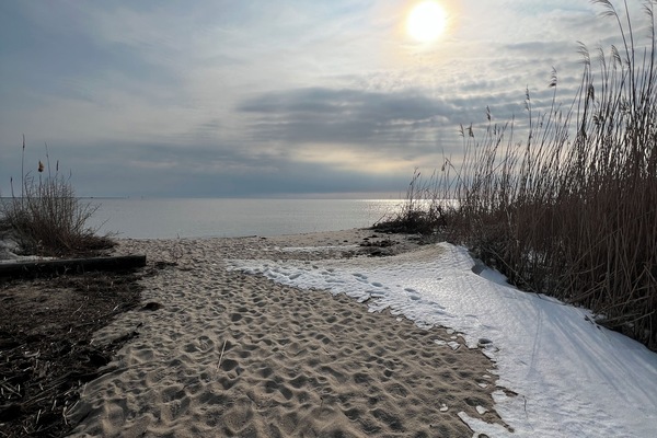 Na praia, espreguiçadeiras, toalhas de praia