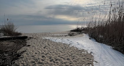 Hidden Gem, Relax,Water Views, Bay Breezes Elevator & Decks &Hot Tub&Turf Fields