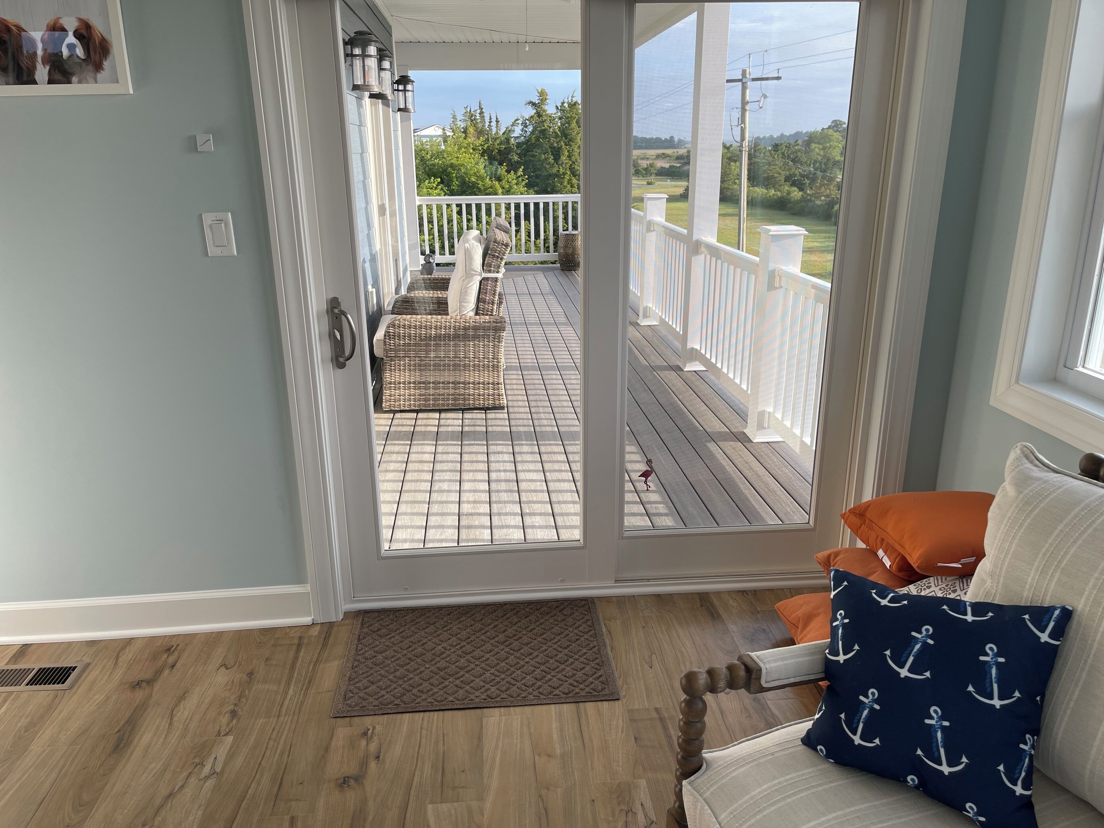 Smart TV, fireplace, books, stereo