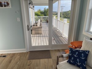 TV connectée, cheminée, livres, chaîne hi-fi