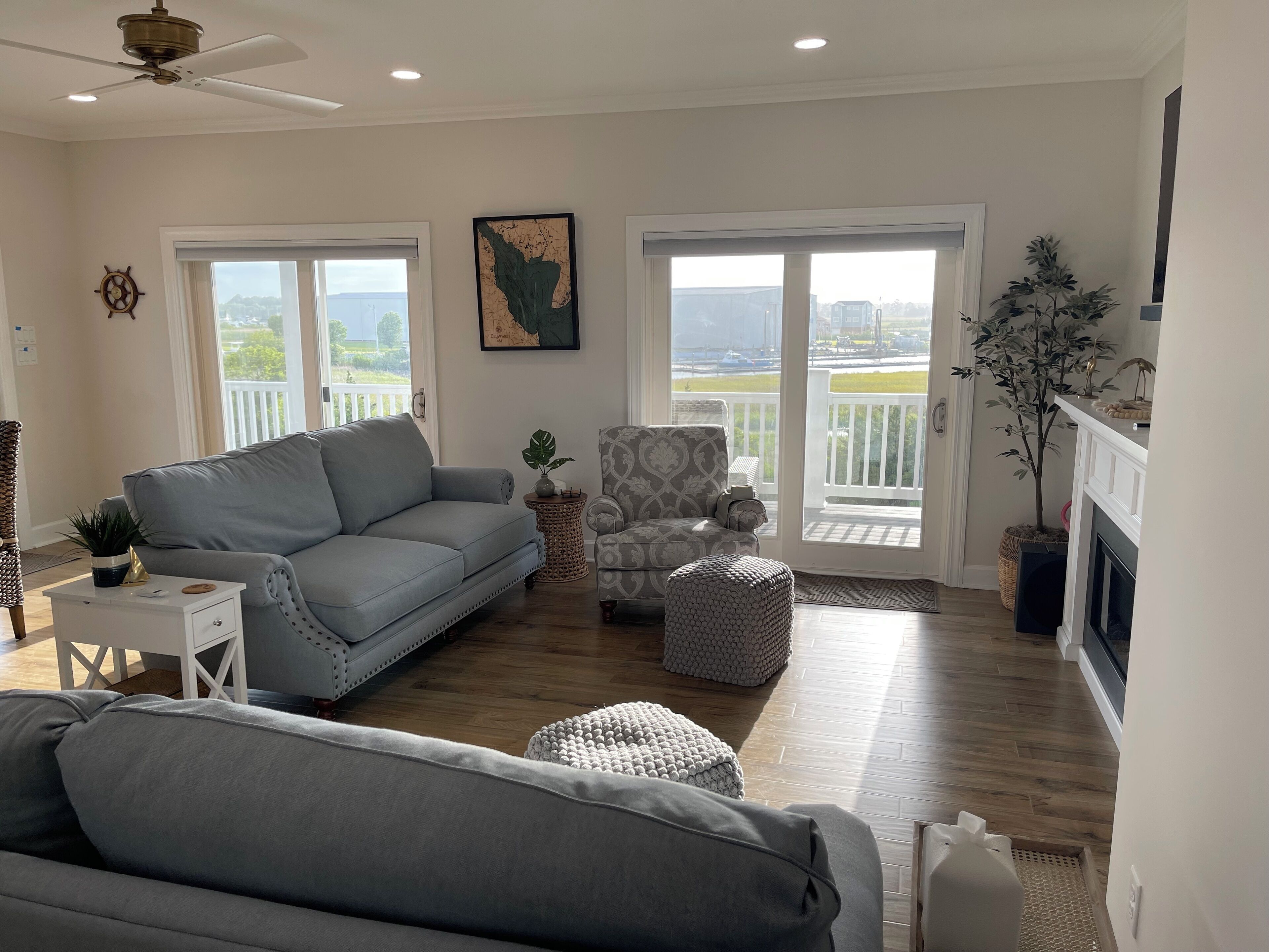 Smart TV, caminetto, libri, impianto stereo