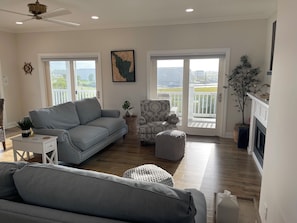 Televisor intel·ligent, llar de foc, llibres i estèreo