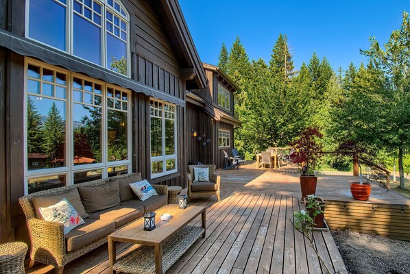 Terrace/patio - Maple Hill Lodge - Stevenson Retreat, Hot Tub, AC, Amazing Recreation Area! (Stevenson)