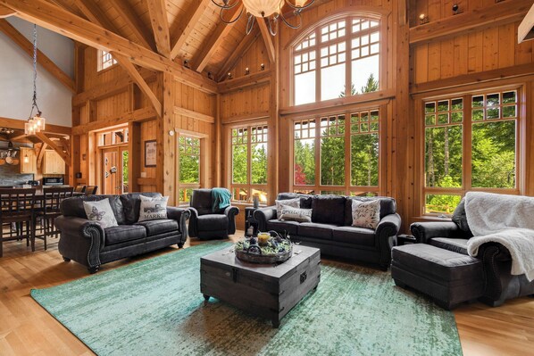 TV, fireplace, ping pong - Maple Hill Lodge - Stevenson Retreat, Hot Tub, AC, Amazing Recreation Area! (Stevenson)