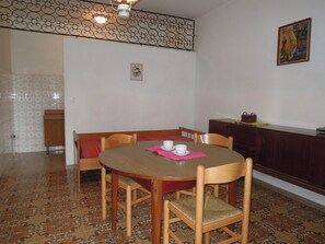 Huoneisto, 2 makuuhuonetta, patio, näköala puutarhaan | Oleskelualue