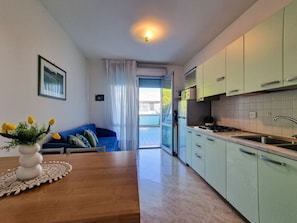 Apartment, 2 Bedrooms, Balcony, City View | Interior