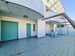 Leilighet, 2 soverom, balkong, byutsikt | Utendørsservering