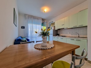Apartment, 2 Bedrooms, Balcony, City View | Dining room