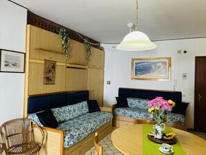 Studio, balcon | Salle de séjour