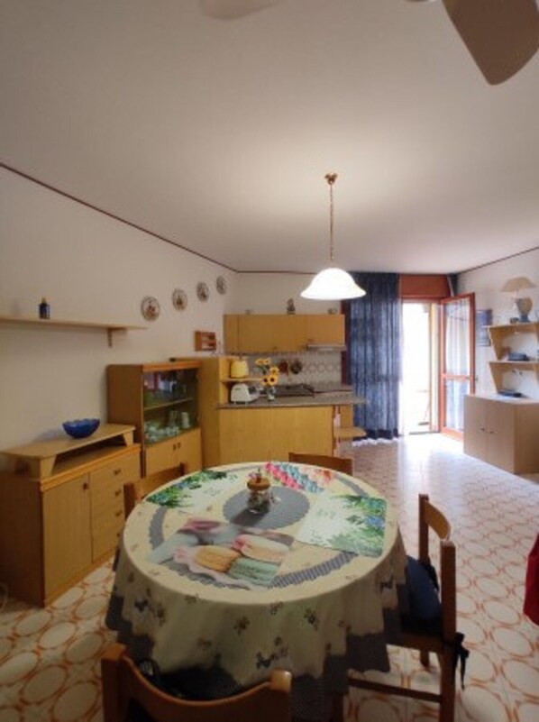 Studio, Mehrere Schlafzimmer, Balkon | Wohnbereich