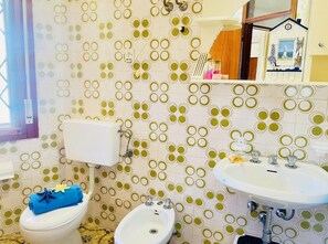 Estudio, varias habitaciones, balcón | Baño