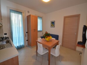 Departamento, 2 habitaciones, vista al jardín | Comedor