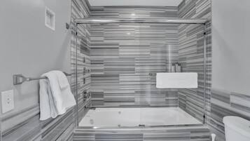 1 kamar tidur, meja kerja, dan ruang kerja ramah laptop