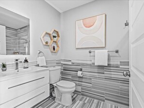 Căn hộ Deluxe, 1 giường cỡ queen | Phòng tắm | Vòi sen/bồn tắm kết hợp, đồ dùng nhà tắm miễn phí, máy sấy tóc