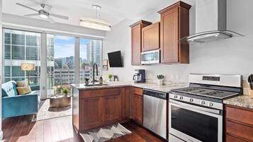 Apartemen Deluks, 1 Tempat Tidur Queen | Dapur pribadi | Lemari es, microwave, oven, dan kompor