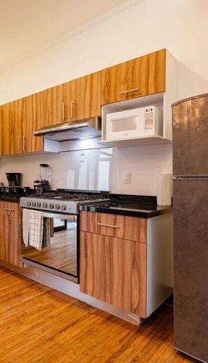 Refrigerador, microondas, horno y parrilla de estufa