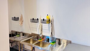 Una cocina moderna con electrodomésticos de acero inoxidable, un lavamanos doble y lavavajillas integrado.