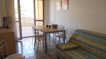 Apartment, 2Â Schlafzimmer, Balkon, Meerblick | Wohnzimmer