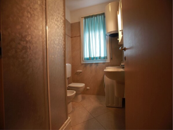 Apartment, 2 Bedrooms, Balcony | Bathroom