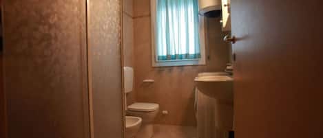 Apartment, 2 Bedrooms, Balcony | Bathroom