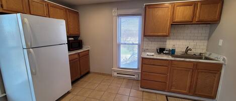 Een koelkast, een magnetron, een oven, een kookplaat