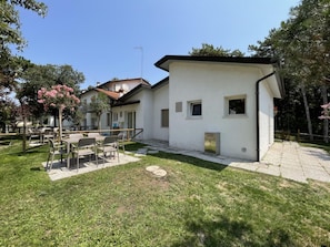 Apartamento, 2 habitaciones, balcón, vistas al jardín | Restaurante al aire libre