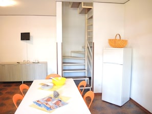 Apartment, 2 Bedrooms, Patio, Garden View | Dining room