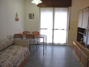 Apartment, 1 Bedroom, Balcony, Garden View | Interior