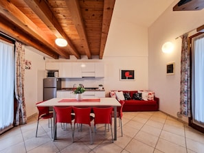 Huoneisto, 4 makuuhuonetta, parveke | Olohuone