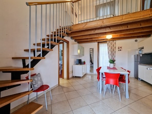 Huoneisto, 4 makuuhuonetta, parveke | Olohuone