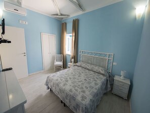 1 bedroom - Double Room With Aircon, Bathroom in the (Tropea)