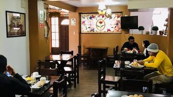 Desayuno completo diario (PEN 10 por persona)