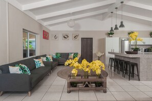 Smart TV - Spacious holiday home (Takitumu District)