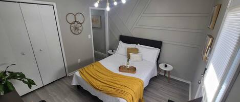 1 slaapkamer, een strijkplank/strijkijzer, wifi, beddengoed