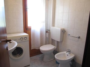 Appartement, 2 chambres, balcon, vue sur le jardin | Salle de bain