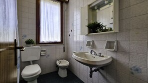 Apartment, 1 Bedroom, Balcony, City View | Bathroom