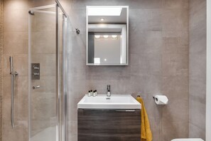 Shower, hair dryer, towels - Apartment - Sleeps 4 & Free Parking (London)