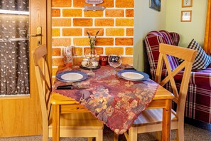 Dining - Holiday Apartment "Ruheoase" with Private Terrace and Wi-Fi (Schluchsee-Blasiwald)