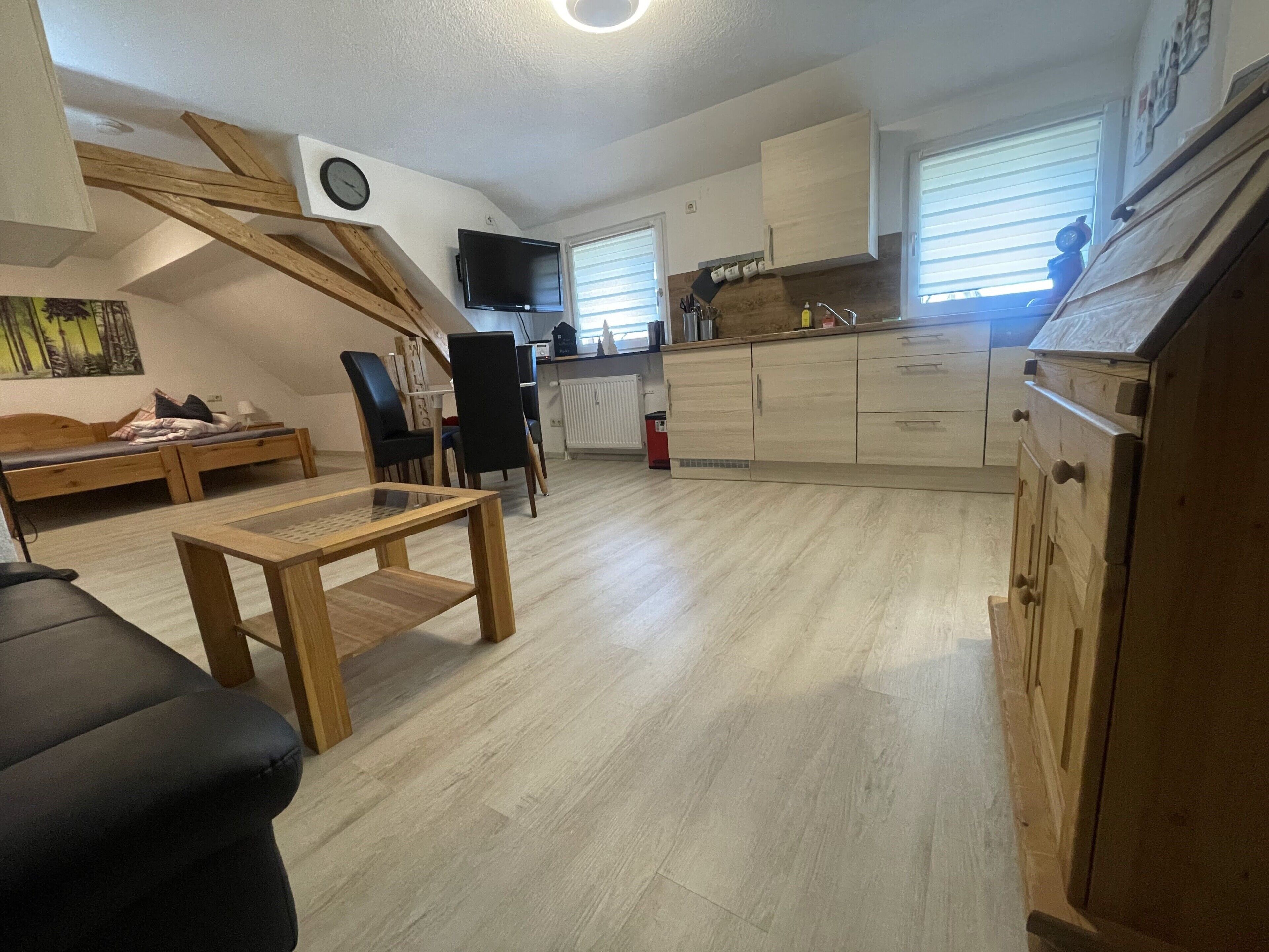 Fernseher, DVD-Player, Tischtennisplatte